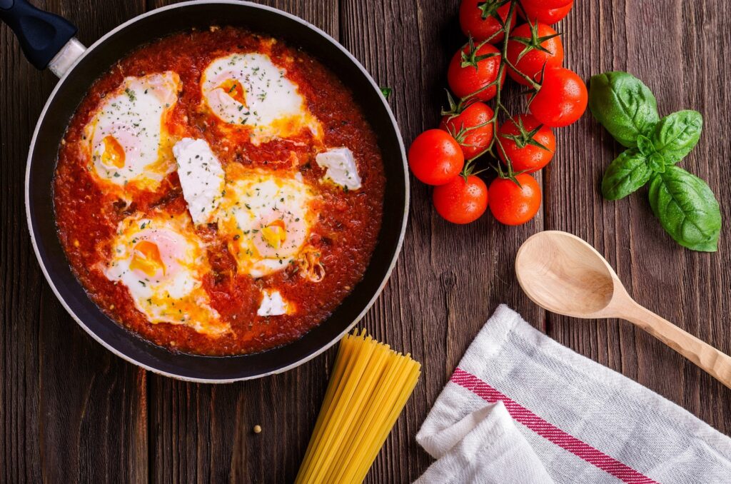 tefal saucepan set review: eggs and tomatoes