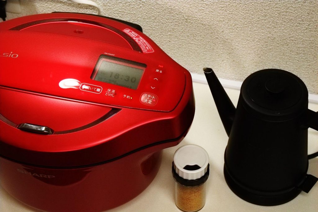 slow cooker and kettle side by side